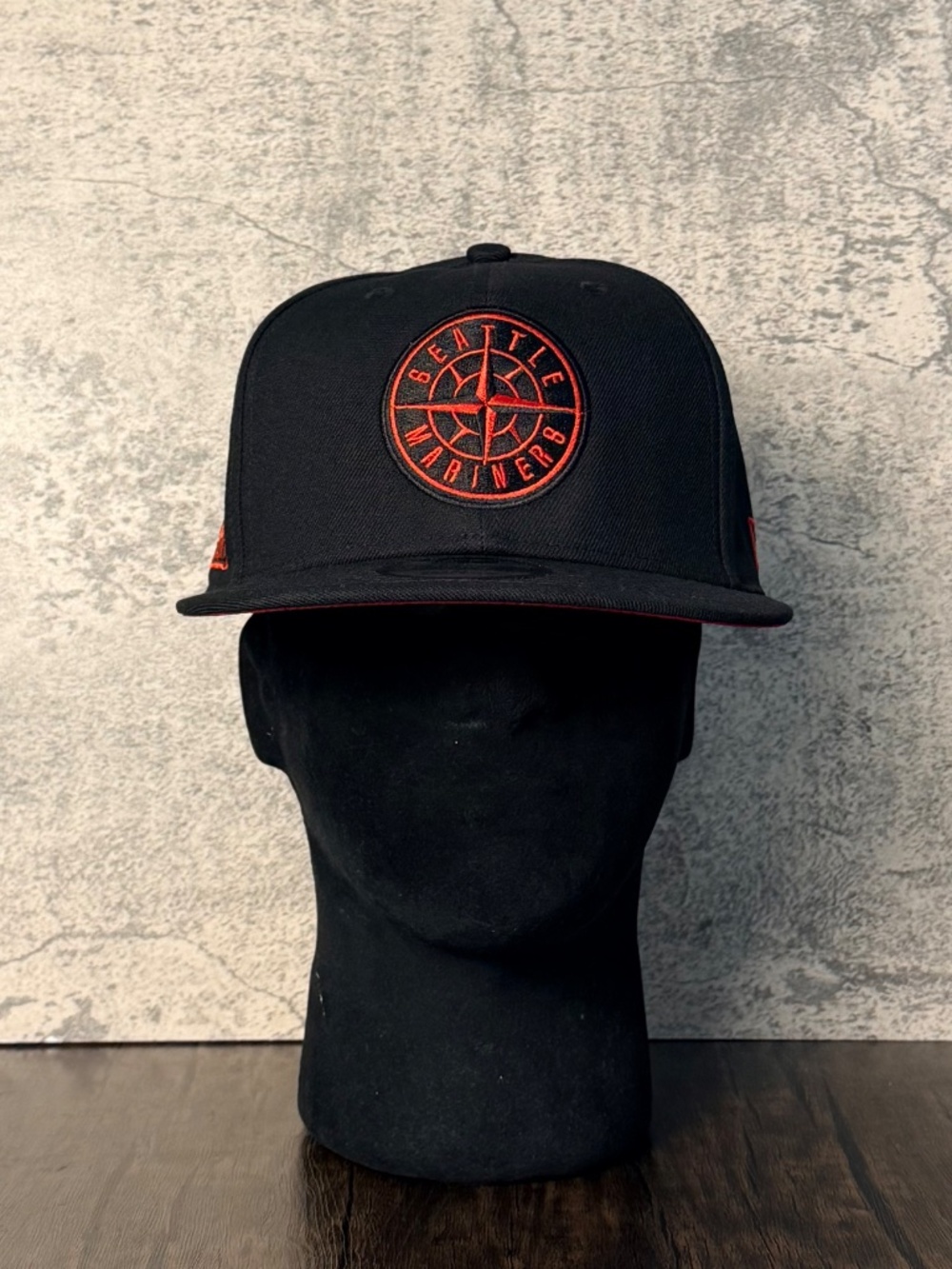 New Era 9FIFTY MLB Seattle Mariners Red Blackout 40th Anniv Patch Snapback Hat - Picture 6 of 9